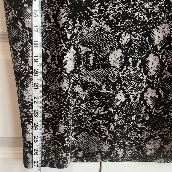 Black and Silver pencil skirt. Abstract design - Picture 3 of 4